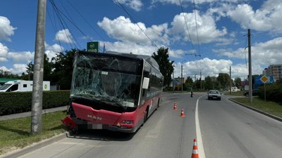 Внаслідок ДТП з маршрутним автобусом у Тернополі постраждали троє людей