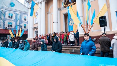 У Тернополі розгорнули 30-метровий державний прапор. ФОТО