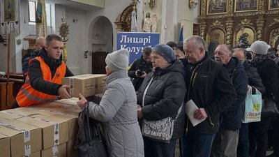 «Лицарі Колумба» передали родинам, які постраждали через ракетні удари зимові куртки