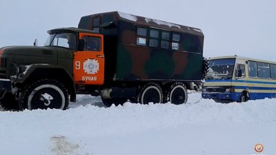 Через слизькі дороги на Тернопільщині рятувальники буксирували шкільний і рейсовий автобуси