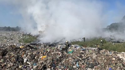 На Малашівському сміттєзвалищі ще з ночі гасять пожежу