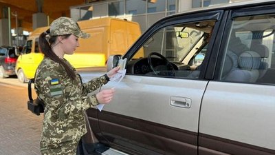 Жінкам, які працюють в місцевих органах влади, дозволили виїзд за кордон