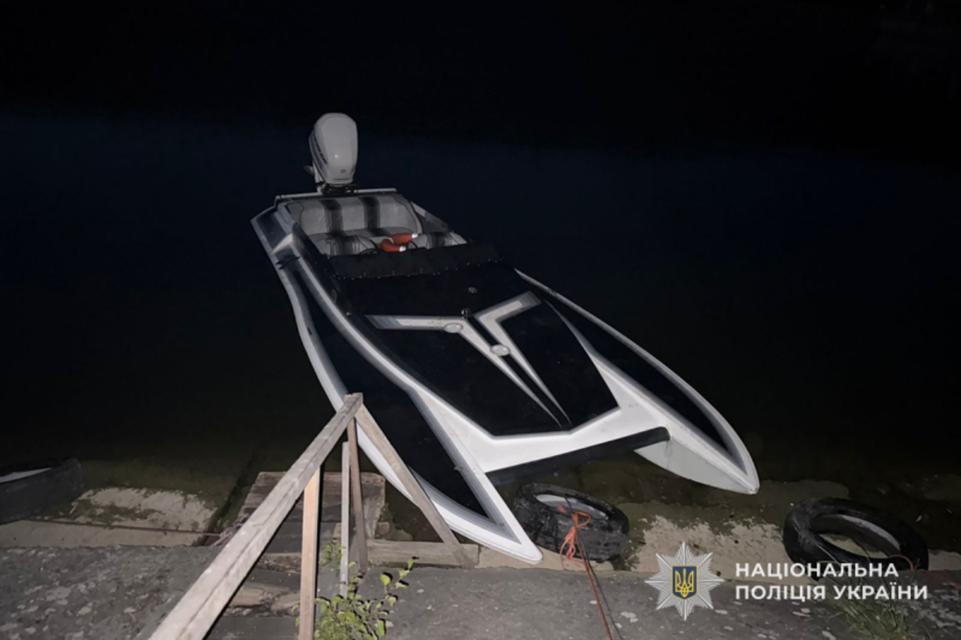 На річці на Тернопільщині моторний човен протаранив надувний човник з людьми: є жертви
