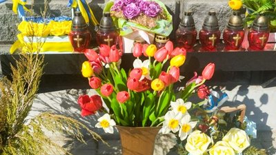 Юнак поцупив квіти біля стели загиблим захисникам і подарував їх дівчині