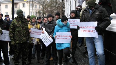 Прокурору області принесли "золотий" унітаз. ФОТО