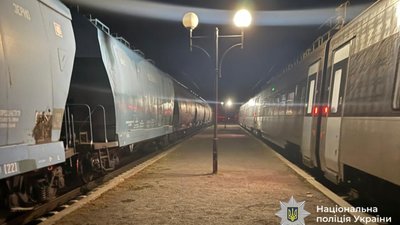Вантажний потяг переїхав чоловіка, котрий сидів на колії: жахливий випадок на Тернопільщині