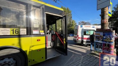 У тернопільській маршрутці травмувалися пасажири: водій різко загальмував