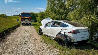 На Тернопільщині автомобіль Tesla заїхав у став. ФОТО