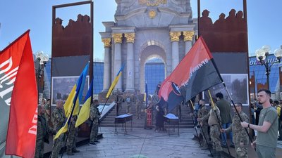 На Майдані Незалежності у Києві віддали останню шану двом воїнам з Тернополя. ФОТО