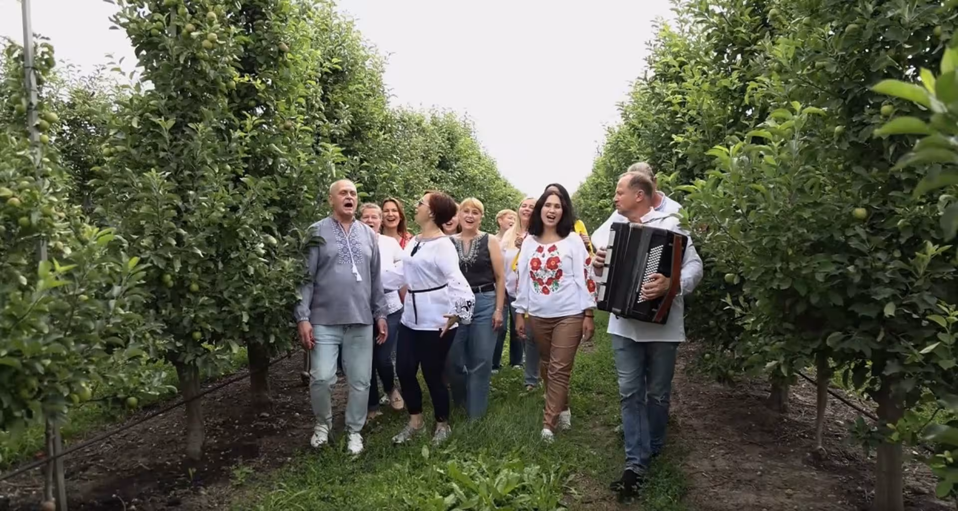 На Тернопільщині хор "Байрактар" відправився у турне, щоб зібрати кошти на однойменний безпілотник. ВІДЕО