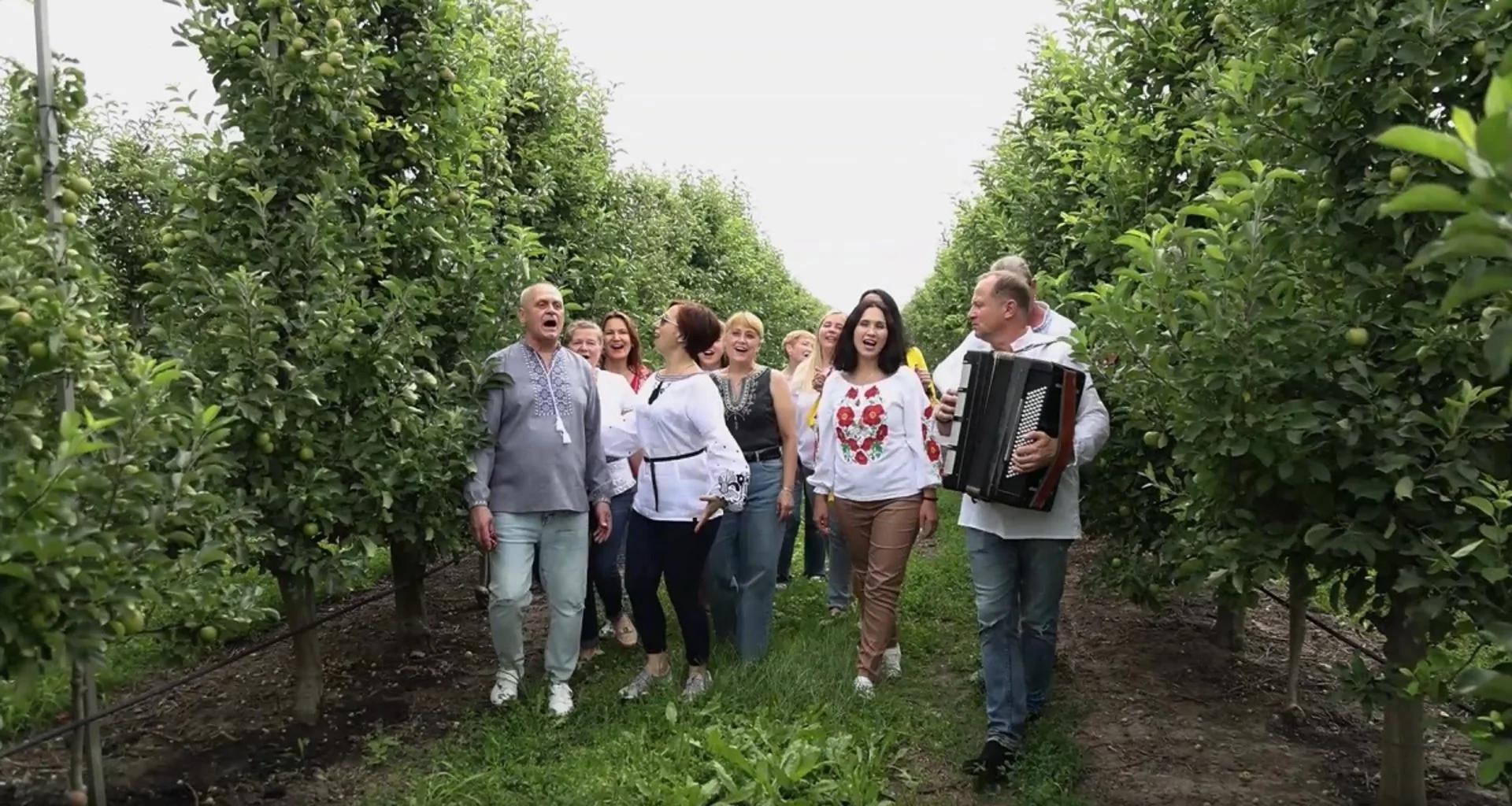 На Тернопільщині хор "Байрактар" відправився у турне, щоб зібрати кошти на однойменний безпілотник. ВІДЕО