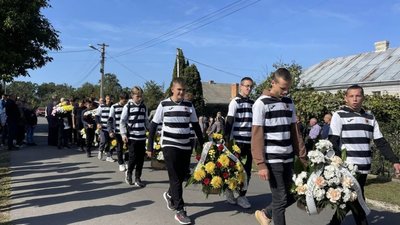 Біля Тернополя попрощалися із футбольним тренером, котрий помер під час тренування