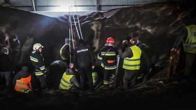 На Тернопільщині чоловіка засипало зерном в елеваторі: його встигли врятувати