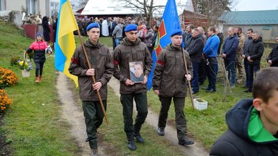 З короваєм і квітами: на Тернопільщині попрощалися із 23-річним Героєм Романом Затворнюком. ФОТО