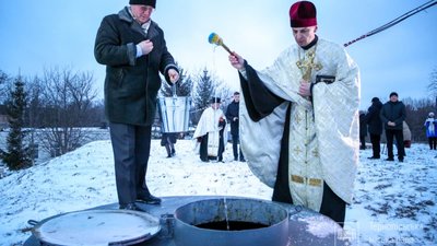 Із кранів у домівках тернополян потекла освячена вода. ФОТО