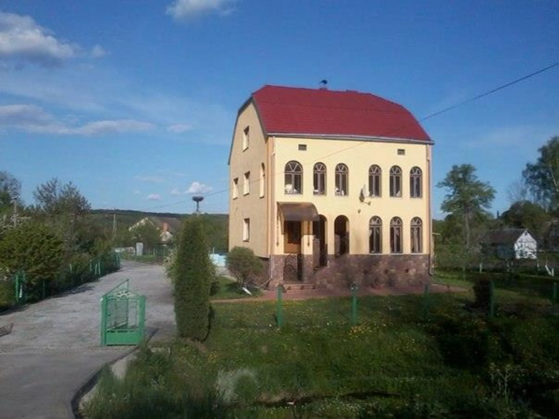 "Автомайдан" показав "скромний" будиночок тернопільського даішника. ФОТО