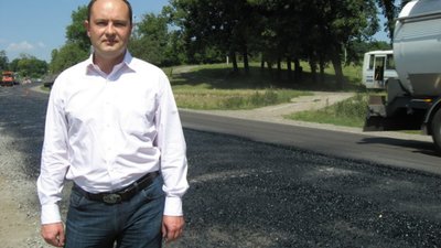 Тернопільський депутат Юрій Лазаренко таки ремонтує львівську трасу