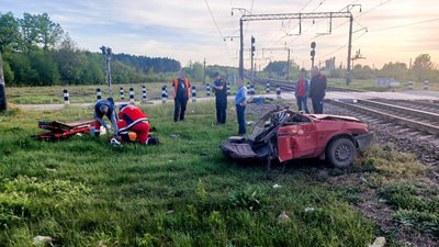 Автівку розірвало навпіл, двоє загиблих: в сусідній області потяг протаранив легковика. ФОТО