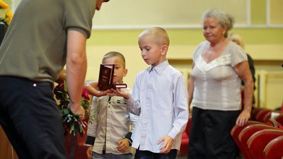 "Їхній вчинок став подвигом та водночас нашим горем": рідним загиблих Героїв з Тернопільщини вручили ордени. ФОТО