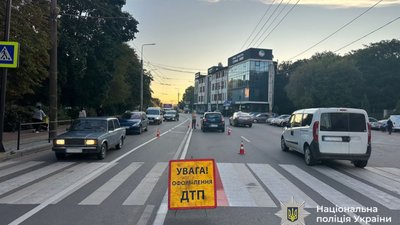 Не встигла загальмувати: у Тернополі водійка збила пенсіонерку на пішохідному переході