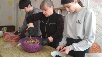 На Тернопільщині школярі готують для захисників енергетичні батончики