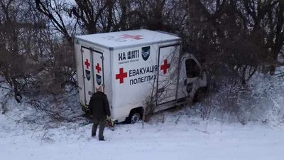 На Тернопільщині злетів з дороги автомобіль, який віз тіло загиблого військового. ФОТО