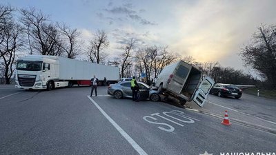 Підняв буса на капот: на Тернопільщині сталася автопригода, наче у голлівудському бойовику