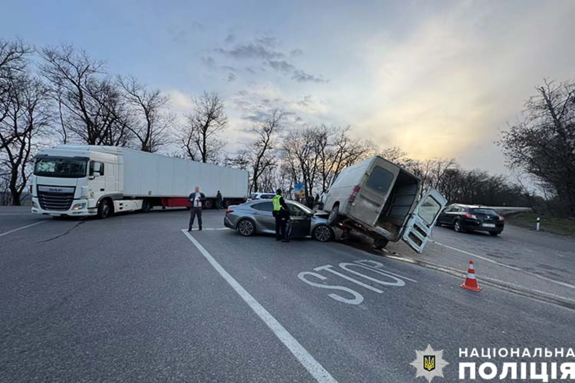 Підняв буса на капот: на Тернопільщині сталася автопригода, наче у голлівудському бойовику
