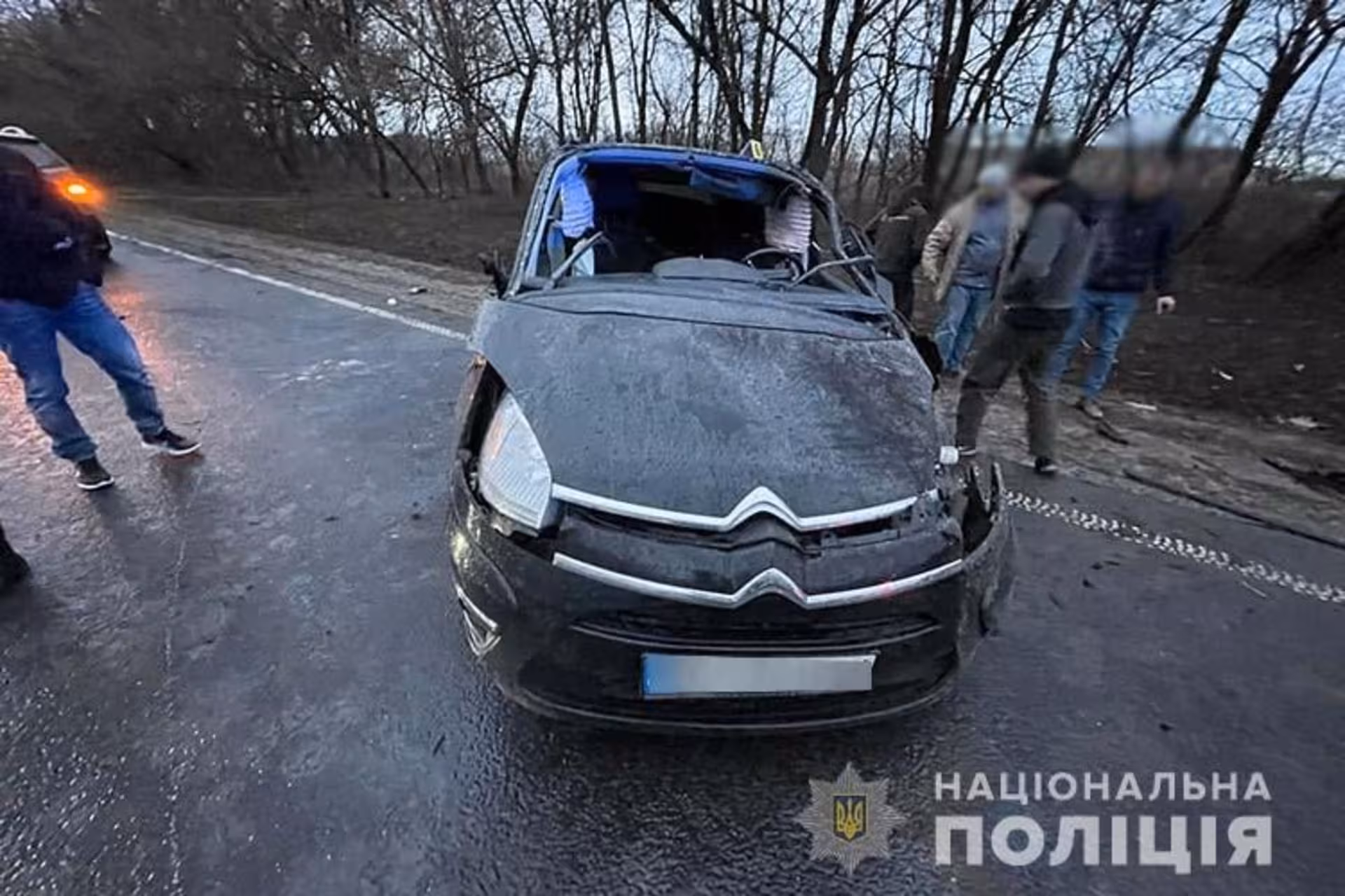 Постраждала водійка: на Тернопільщині перекинувся автомобіль. ФОТО