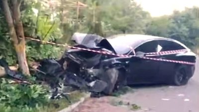 У Тернополі п'янючий водій розбив свою "Теслу" об дерево і намагався втекти. ВІДЕО