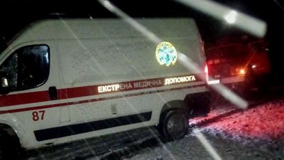 На Тернопільщині рятувальники буксирували автомобіль "швидкої", який загруз у болоті