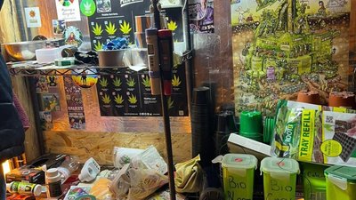 В центрі Тернополя обладнали гараж для торгівлі канабісом