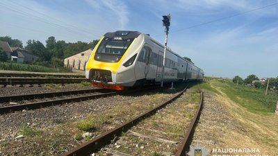 Жахливі травми: потяг зачепив жінку, котра стояла біля колії