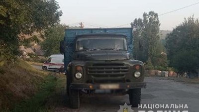 Один загинув на місці: на Тернопільщині двоє чоловіків випали з вантажівки