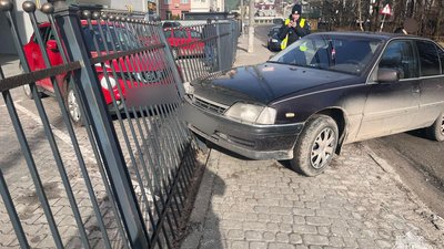 У Тернополі п'яний водій в'їхав у паркан і накивав п'ятами. ФОТО