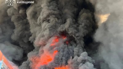 Через ворожі атаки на Київщині спалахнули пожежі