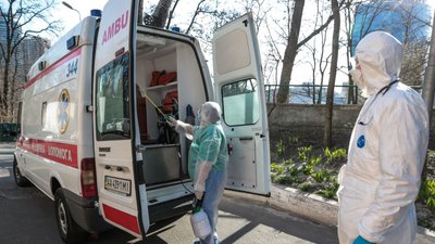 "Тіло винесли у мішку і зачинили двері", - донька померлого від коронавірусу розповіла, як хоронили батька