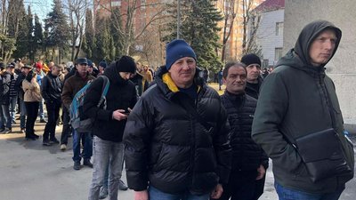 У Тернополі під військкоматом вишиковуються черги добровольців. ФОТО