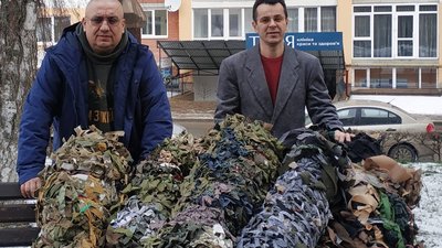 Тернопільські студенти плетуть маскувальні сітки для артилеристів