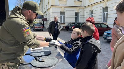 Волонтери з Європи безкоштовно пригощали поранених бійців та дітей піцою. ФОТО