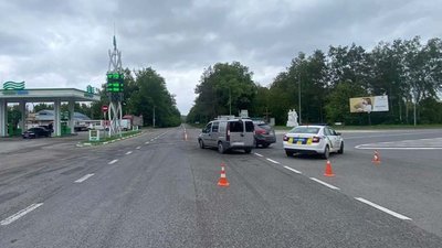 Численні тілесні ушкодження та переломи: автотроща з потерпілими сталася при в'їзді у Тернопіль