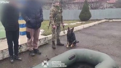 На кордоні спіймали ухилянта з Тернопільщини, котрий намагався перепливти Тису на надувному човні. ВІДЕО