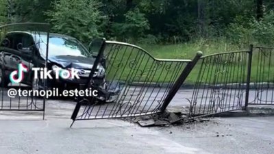 У Тернополі п'яний водій протаранив ворота школи. ВІДЕО