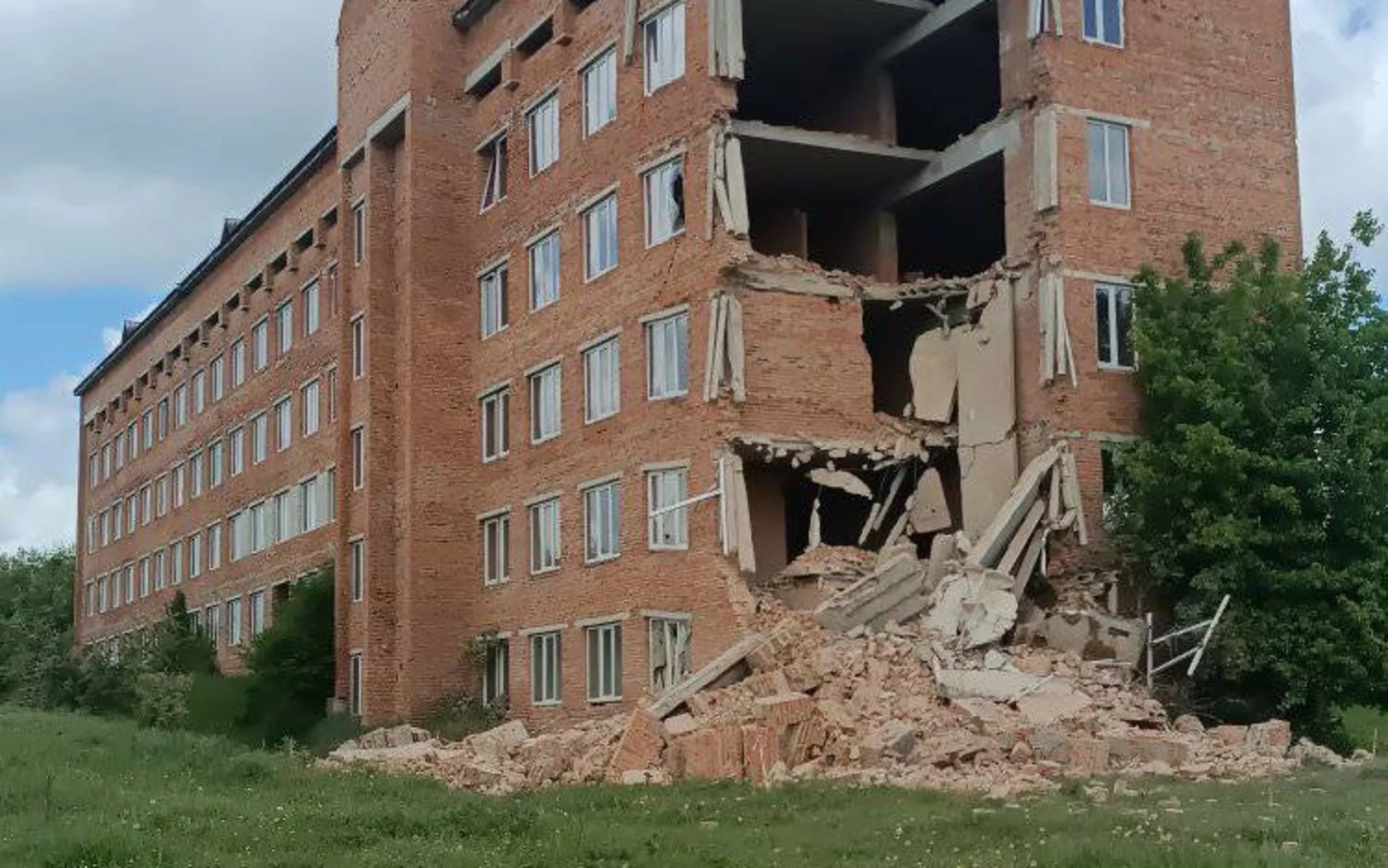 Обвал поліклініки на Тернопільщині: що каже влада?