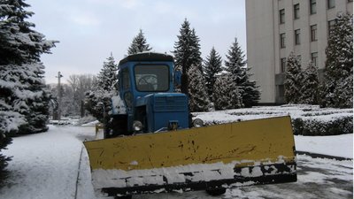 У місті на Тернопільщині не вистачає комунальників: трактористів і водіїв мобілізували. ВІДЕО