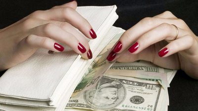 Хотіла виїхати у США і "попала" на гроші: дівчина віддала фейковому посереднику 40 000 гривень