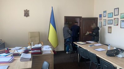 Начальник-хабарник разом з "помічником" підуть під суд