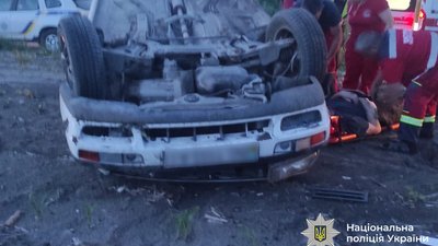 Автомобіль злетів з дороги і перекинувся: є потерпілі
