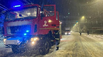 Автомобілі застрягали у заметах, десятки людей опинилися у сніговому полоні: що накоїла стихія на Тернопільщині