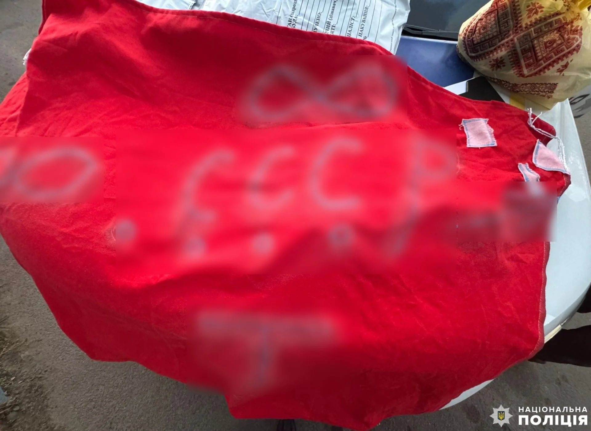 Увімкнув радянський гімн і витер ноги об прапор України: в обласному центрі затримали ватника